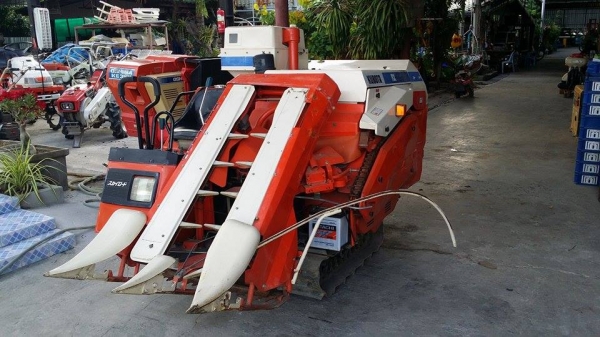 รถเกี่ยวข้าวพร้อมนวดข้าวในตัว แบบนั่งขับ เก่าญี่ปุ่น KUBOTA  รุ่น RX900 สภาพสวย