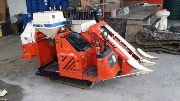รถเกี่ยวข้าวพร้อมนวดข้าวในตัว แบบนั่งขับ เก่าญี่ปุ่น KUBOTA  รุ่น RX900 สภาพสวย