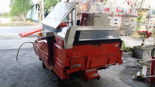 รถเกี่ยวข้าวพร้อมนวดข้าวในตัว แบบนั่งขับ เก่าญี่ปุ่น KUBOTA  รุ่น RX900 สภาพสวย