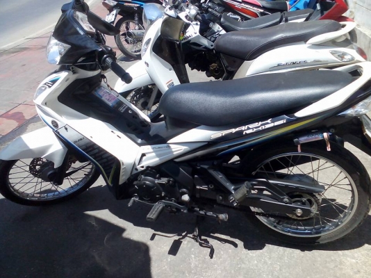 ขาย YAMAHA SPARK 135 i สตาร์ทมือ เครื่องดี ชุดสีรอยล้มข้างขวาหน่อย เล่มพร้อมโอน