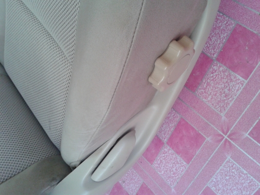 เบาะคู่หน้าโตโยต้าวีโก้มีตัวปรับเบาะครับ เบาะคู่หน้าโตโยต้าวีโก้มีตัวปรับเบาะครับ