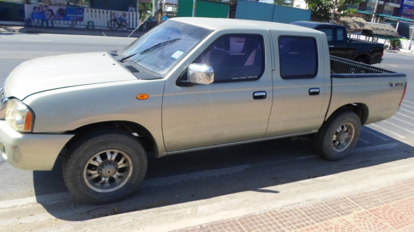 ขายนิสสันสี่ประตูรถสวยพร้อมใช้