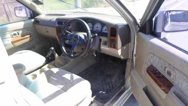 ขายนิสสันสี่ประตูรถสวยพร้อมใช้