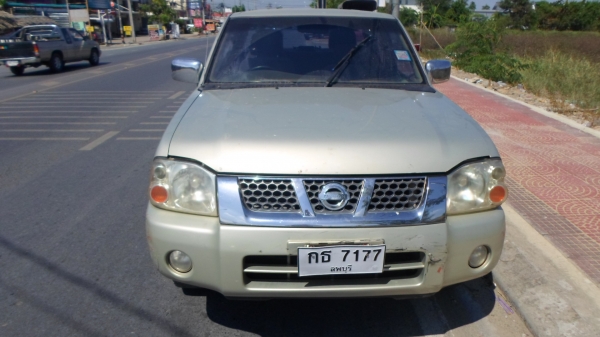 ขายนิสสันสี่ประตูรถสวยพร้อมใช้