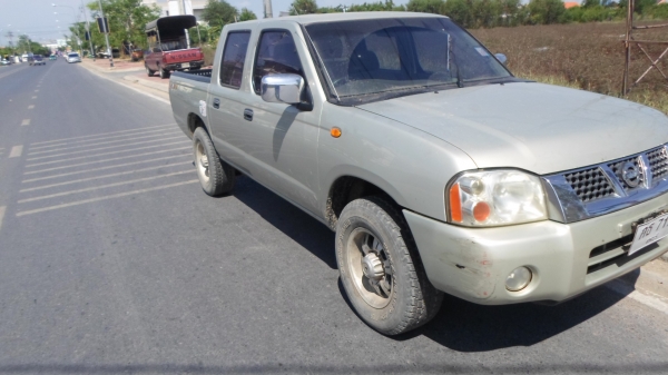 ขายนิสสันสี่ประตูรถสวยพร้อมใช้