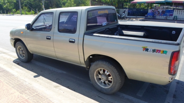 ขายนิสสันสี่ประตูรถสวยพร้อมใช้