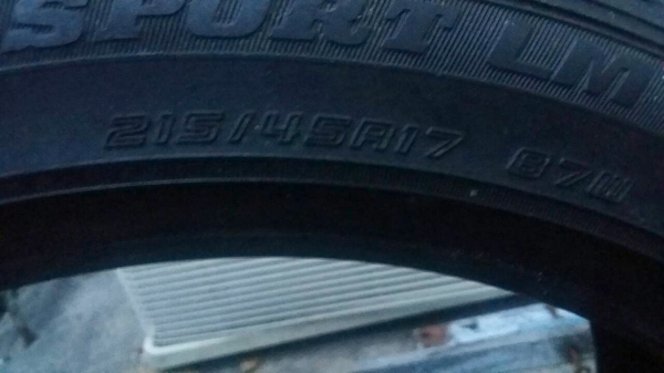 ยาง DUNLOP 215/45/17 ปี11 สวยๆ 4 เส้น