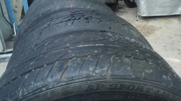 ยาง DUNLOP 215/45/17 ปี11 สวยๆ 4 เส้น