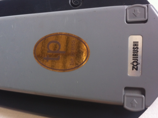 เครื่องรีดทับเนคไทแบบพักพา ZOJIRUSHI จากญี่ปุ่นใช้ไฟบ้านเราได้