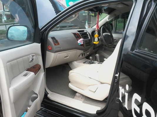 ขายดาวน์ครับ TOYOTA FORJUNER 2.7 ปี 05 สีดา ครับ รถสวยเดิมครับ วิ่ง 2.4 แสน ก.ม