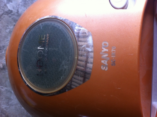 เครื่องดูดฝุ่น SANYO จากญี่ปุ่นสีทอง มีก้านต่อปรับความยาวได้ ใช้ดูดพื้นได้สะดวก