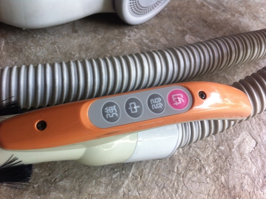 เครื่องดูดฝุ่น SANYO จากญี่ปุ่นสีทอง มีก้านต่อปรับความยาวได้ ใช้ดูดพื้นได้สะดวก