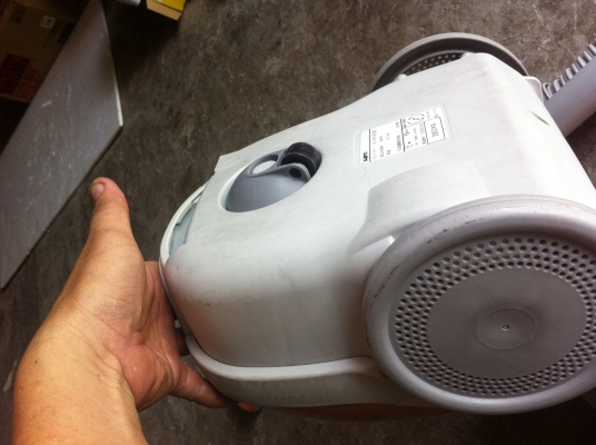 เครื่องดูดฝุ่น SANYO จากญี่ปุ่นสีทอง มีก้านต่อปรับความยาวได้ ใช้ดูดพื้นได้สะดวก