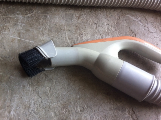 เครื่องดูดฝุ่น SANYO จากญี่ปุ่นสีทอง มีก้านต่อปรับความยาวได้ ใช้ดูดพื้นได้สะดวก