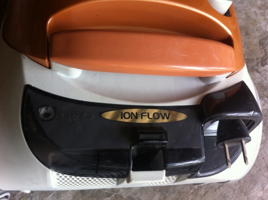 เครื่องดูดฝุ่น SANYO จากญี่ปุ่นสีทอง มีก้านต่อปรับความยาวได้ ใช้ดูดพื้นได้สะดวก