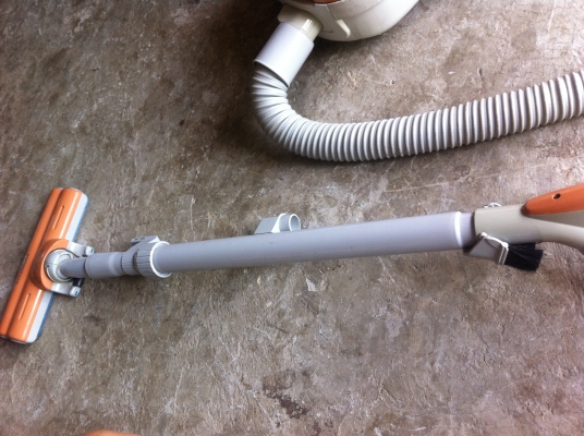 เครื่องดูดฝุ่น SANYO จากญี่ปุ่นสีทอง มีก้านต่อปรับความยาวได้ ใช้ดูดพื้นได้สะดวก