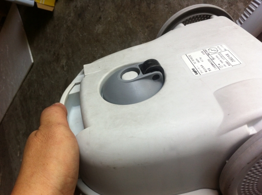 เครื่องดูดฝุ่น SANYO จากญี่ปุ่นสีทอง มีก้านต่อปรับความยาวได้ ใช้ดูดพื้นได้สะดวก