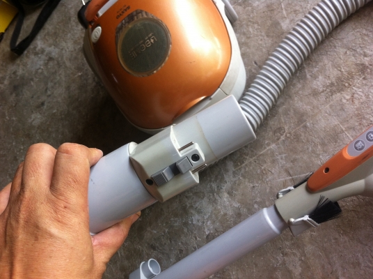 เครื่องดูดฝุ่น SANYO จากญี่ปุ่นสีทอง มีก้านต่อปรับความยาวได้ ใช้ดูดพื้นได้สะดวก