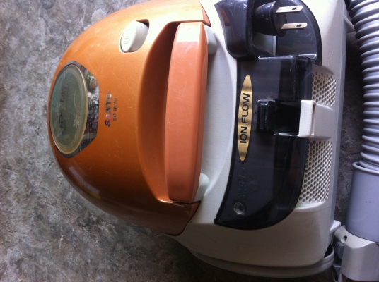 เครื่องดูดฝุ่น SANYO จากญี่ปุ่นสีทอง มีก้านต่อปรับความยาวได้ ใช้ดูดพื้นได้สะดวก