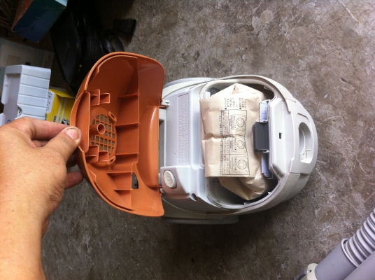 เครื่องดูดฝุ่น SANYO จากญี่ปุ่นสีทอง มีก้านต่อปรับความยาวได้ ใช้ดูดพื้นได้สะดวก