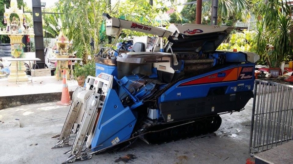 รถเกี่ยวข้าวพร้อมนวดข้าวในตัว แบบนั่งขับ เก่าญี่ปุ่น  ISEKI  Frontier 333 สภาพสวย