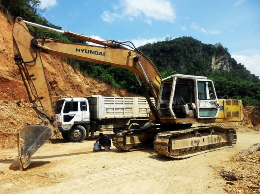ขายด่วน รถแบ๊คโฮ HYNDAI / PC200 (มีลายหัวเจาะ)