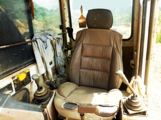 ขายด่วน รถแบ๊คโฮ HYNDAI / PC200 (มีลายหัวเจาะ) ขายด่วน รถแบ๊คโฮ HYNDAI / PC200 (มีลายหัวเจาะ)