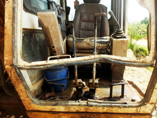 ขายด่วน รถแบ๊คโฮ HYNDAI / PC200 (มีลายหัวเจาะ) ขายด่วน รถแบ๊คโฮ HYNDAI / PC200 (มีลายหัวเจาะ)