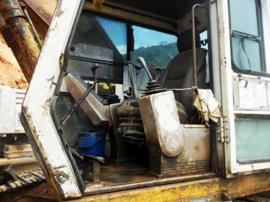 ขายด่วน รถแบ๊คโฮ HYNDAI / PC200 (มีลายหัวเจาะ) ขายด่วน รถแบ๊คโฮ HYNDAI / PC200 (มีลายหัวเจาะ)