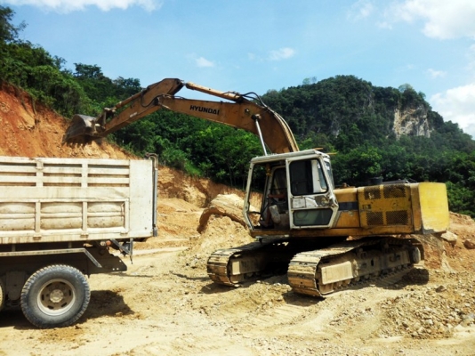 ขายด่วน รถแบ๊คโฮ HYNDAI / PC200 (มีลายหัวเจาะ) ขายด่วน รถแบ๊คโฮ HYNDAI / PC200 (มีลายหัวเจาะ)