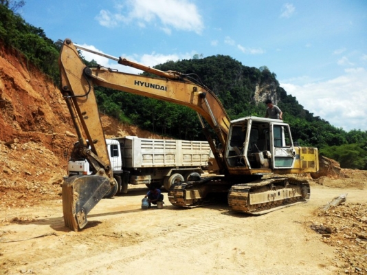 ขายด่วน รถแบ๊คโฮ HYNDAI / PC200 (มีลายหัวเจาะ) ขายด่วน รถแบ๊คโฮ HYNDAI / PC200 (มีลายหัวเจาะ)