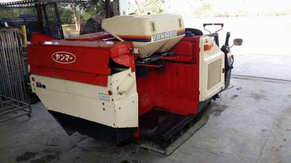 รถเกี่ยวข้าวพร้อมนวดข้าวในตัว แบบนั่งขับ เก่าญี่ปุ่น YANMAR CA11 สภาพสวย