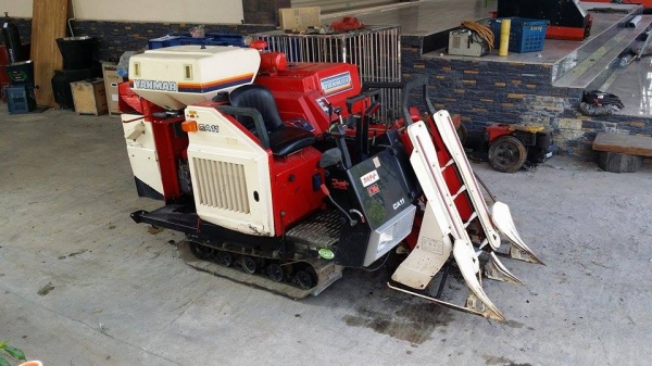 รถเกี่ยวข้าวพร้อมนวดข้าวในตัว แบบนั่งขับ เก่าญี่ปุ่น YANMAR CA11 สภาพสวย