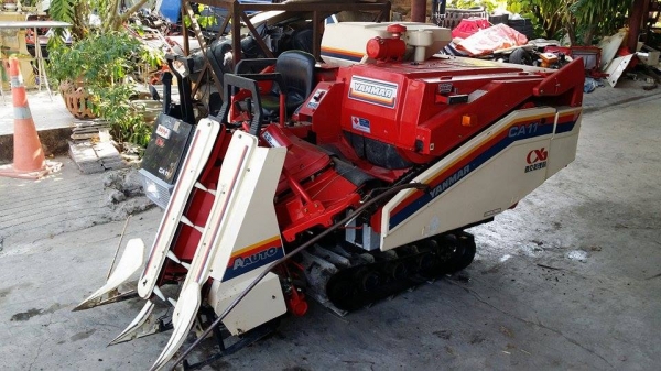 รถเกี่ยวข้าวพร้อมนวดข้าวในตัว แบบนั่งขับ เก่าญี่ปุ่น YANMAR CA11 สภาพสวย