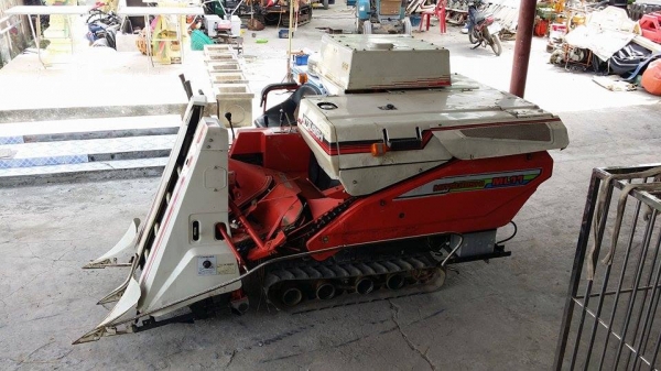 รถเกี่ยวข้าวพร้อมนวดข้าวในตัว แบบนั่งขับ เก่าญี่ปุ่น MITSUBISHI ML11  สภาพสวย