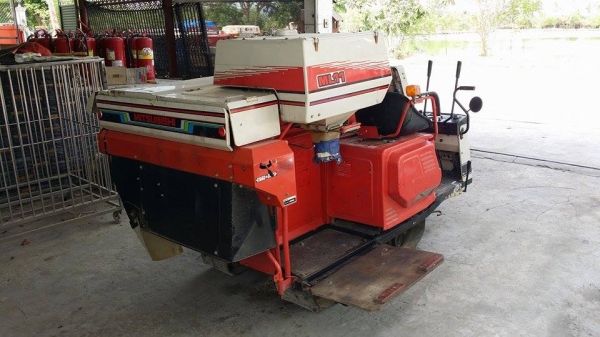 รถเกี่ยวข้าวพร้อมนวดข้าวในตัว แบบนั่งขับ เก่าญี่ปุ่น MITSUBISHI ML11  สภาพสวย