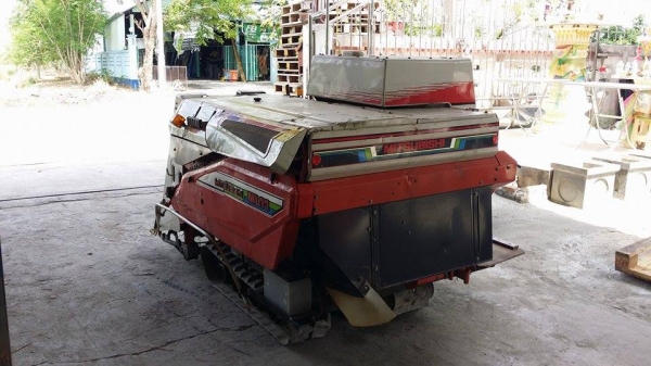 รถเกี่ยวข้าวพร้อมนวดข้าวในตัว แบบนั่งขับ เก่าญี่ปุ่น MITSUBISHI ML11  สภาพสวย