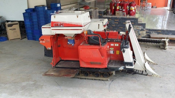 รถเกี่ยวข้าวพร้อมนวดข้าวในตัว แบบนั่งขับ เก่าญี่ปุ่น MITSUBISHI ML11  สภาพสวย