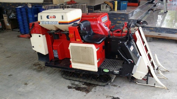 รถเกี่ยวข้าวพร้อมนวดข้าวในตัว แบบนั่งขับ เก่าญี่ปุ่น YANMAR CA8 สภาพสวย เครื่องยนต์ติดง่ายพร้อมใช้งาน ไม่เคยใช้งานในไทย