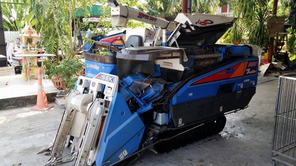 รถเกี่ยวข้าวพร้อมนวดข้าวในตัว แบบนั่งขับ เก่าญี่ปุ่น  ISEKI  Frontier 333 สภาพสวย เครื่องยนต์ติดง่ายพร้อมใช้งาน ไม่เคยใช้งานในไทย