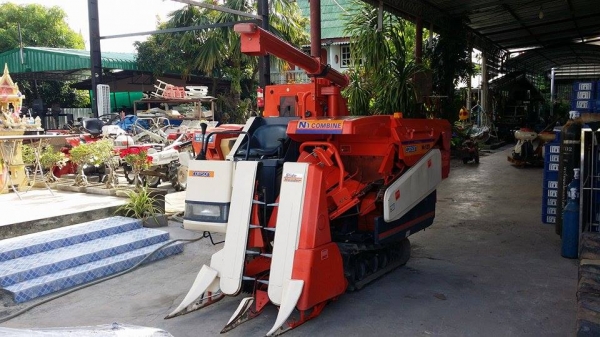 รถเกี่ยวข้าวพร้อมนวดข้าวในตัว แบบนั่งขับ เก่าญี่ปุ่น KUBOTA  รุ่น N1-131 สภาพสวย มีท่อส่งข้าว