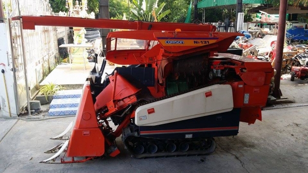 รถเกี่ยวข้าวพร้อมนวดข้าวในตัว แบบนั่งขับ เก่าญี่ปุ่น KUBOTA  รุ่น N1-131 สภาพสวย มีท่อส่งข้าว