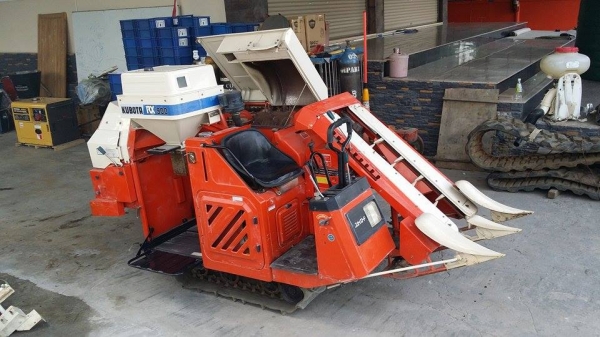 รถเกี่ยวข้าวพร้อมนวดข้าวในตัว แบบนั่งขับ เก่าญี่ปุ่น KUBOTA  รุ่น RX900 สภาพสวย