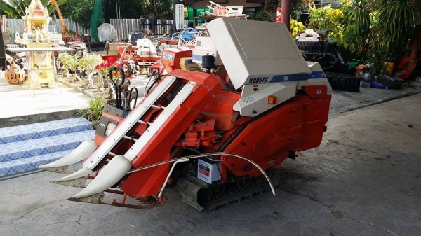 รถเกี่ยวข้าวพร้อมนวดข้าวในตัว แบบนั่งขับ เก่าญี่ปุ่น KUBOTA  รุ่น RX900 สภาพสวย