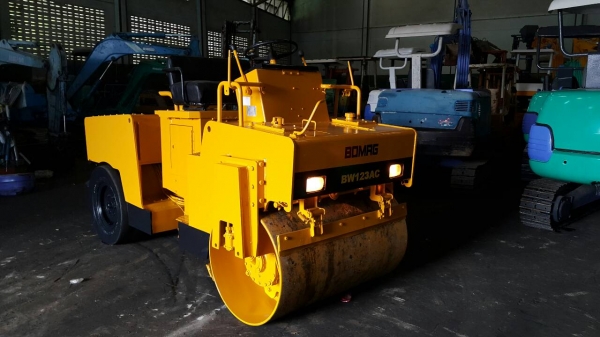 ขาย รถบดถนน 4ตัน BOMAX รุ่น BW123AC มือสองญี่ปุ่น หน้าเหล็ก หลังยาง สั่นสะเทือนได้ เอวอ่อน เอวแน่น ไม่หลวม ระบบนำ้ฉีด ทำงานได้ มือถือ /LINE ID : 0818753444