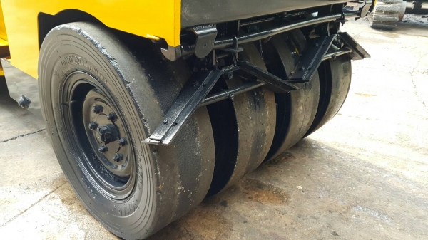 ขาย รถบดถนน 4ตัน BOMAX รุ่น BW123AC มือสองญี่ปุ่น หน้าเหล็ก หลังยาง สั่นสะเทือนได้ เอวอ่อน เอวแน่น ไม่หลวม ระบบนำ้ฉีด ทำงานได้ มือถือ /LINE ID : 0818753444