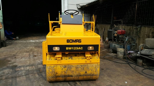 ขาย รถบดถนน 4ตัน BOMAX รุ่น BW123AC มือสองญี่ปุ่น หน้าเหล็ก หลังยาง สั่นสะเทือนได้ เอวอ่อน เอวแน่น ไม่หลวม ระบบนำ้ฉีด ทำงานได้ มือถือ /LINE ID : 0818753444