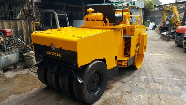 ขาย รถบดถนน 4ตัน BOMAX รุ่น BW123AC มือสองญี่ปุ่น หน้าเหล็ก หลังยาง สั่นสะเทือนได้ เอวอ่อน เอวแน่น ไม่หลวม ระบบนำ้ฉีด ทำงานได้ มือถือ /LINE ID : 0818753444