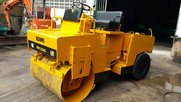 ขาย รถบดถนน 4ตัน BOMAX รุ่น BW123AC มือสองญี่ปุ่น หน้าเหล็ก หลังยาง สั่นสะเทือนได้ เอวอ่อน เอวแน่น ไม่หลวม ระบบนำ้ฉีด ทำงานได้ มือถือ /LINE ID : 0818753444