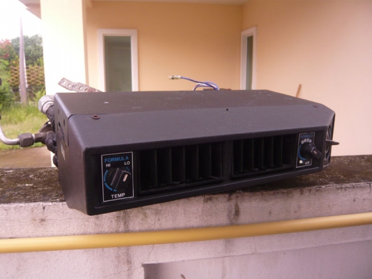 ขายตู้แอร์แขวนฟอมูล่าหน้าปรับได้ 1250 บาท